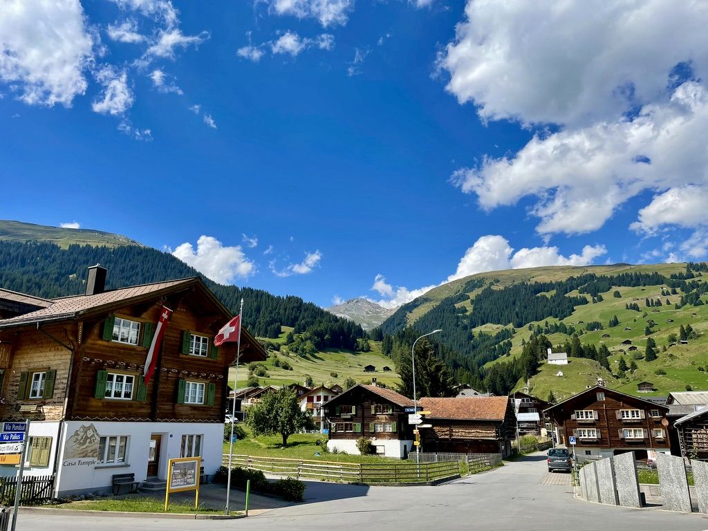 Sommerliche Dorfstrasse in Breil/Brigels