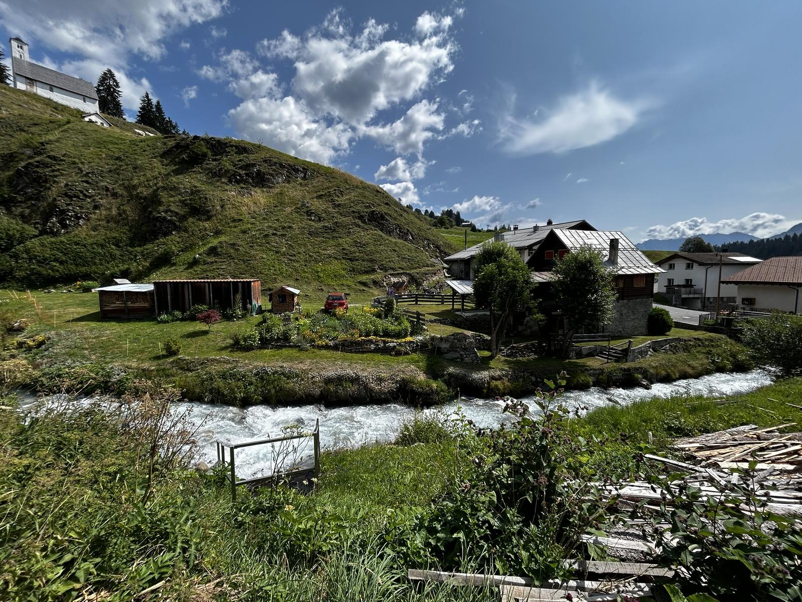 Wilder Bergbach unterhalb einer Kapelle
