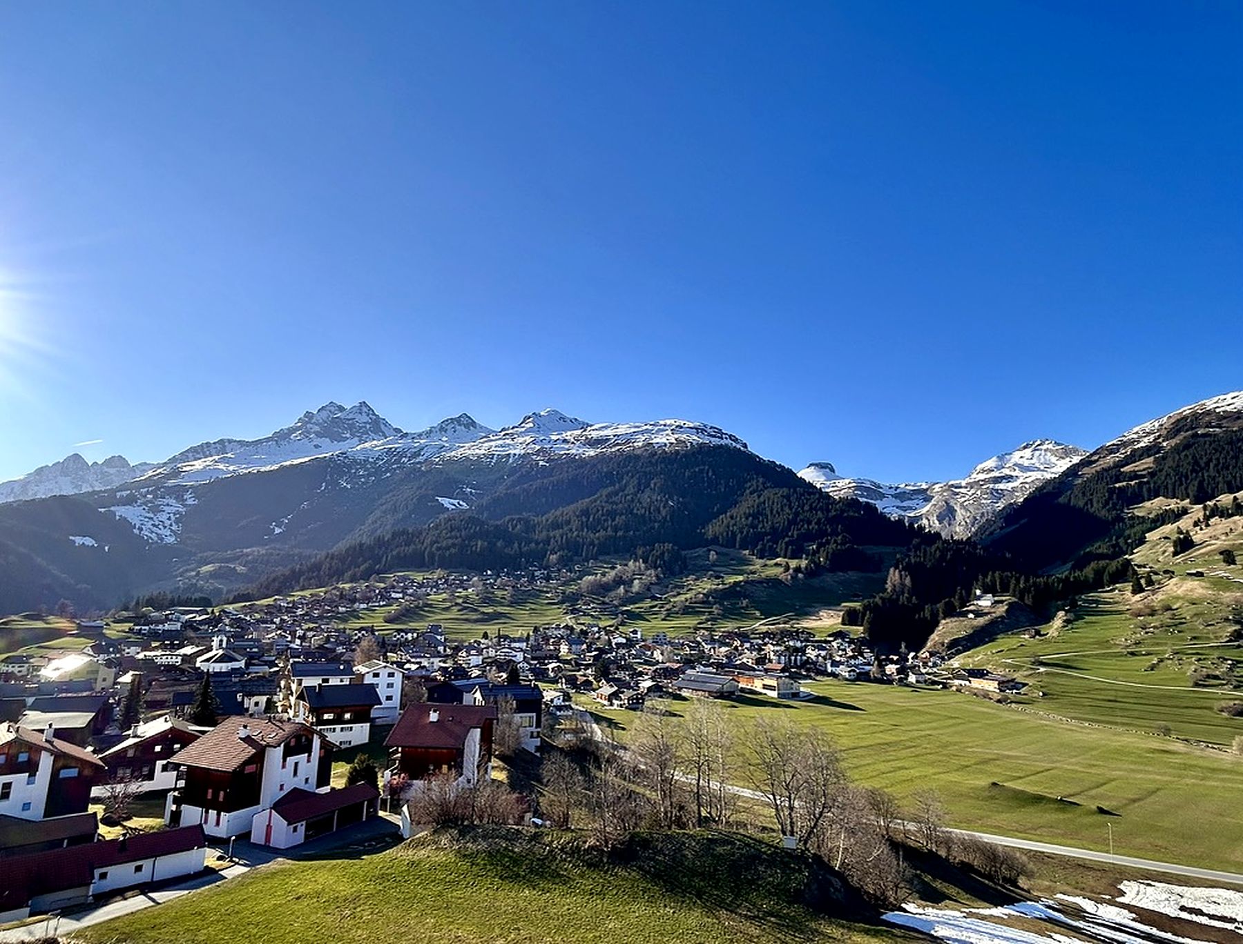 Breil/Brigels im Frühling vor verschneiten Gipfeln