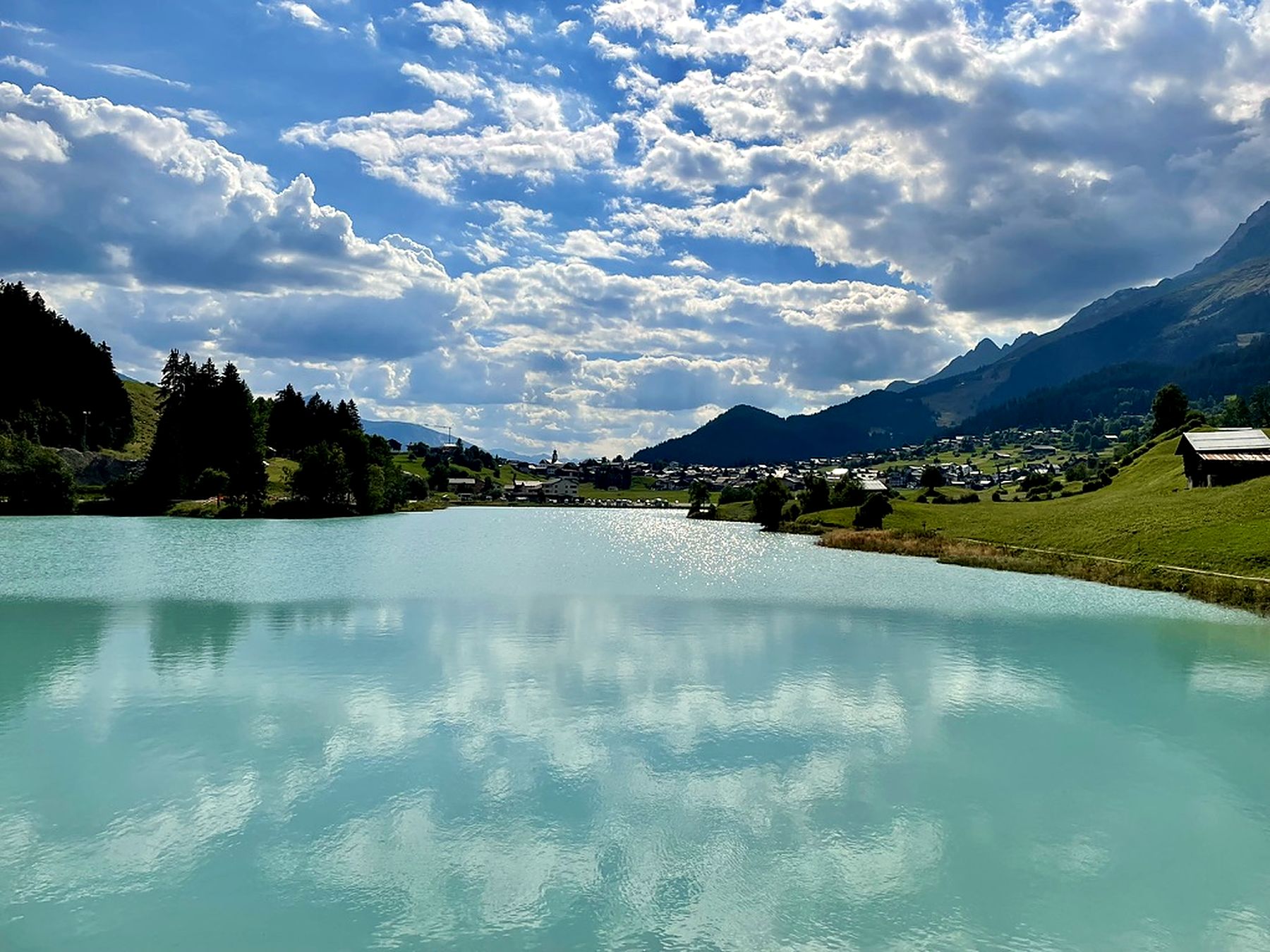 Der türkise Lag da Breil mit Blick auf Brigels