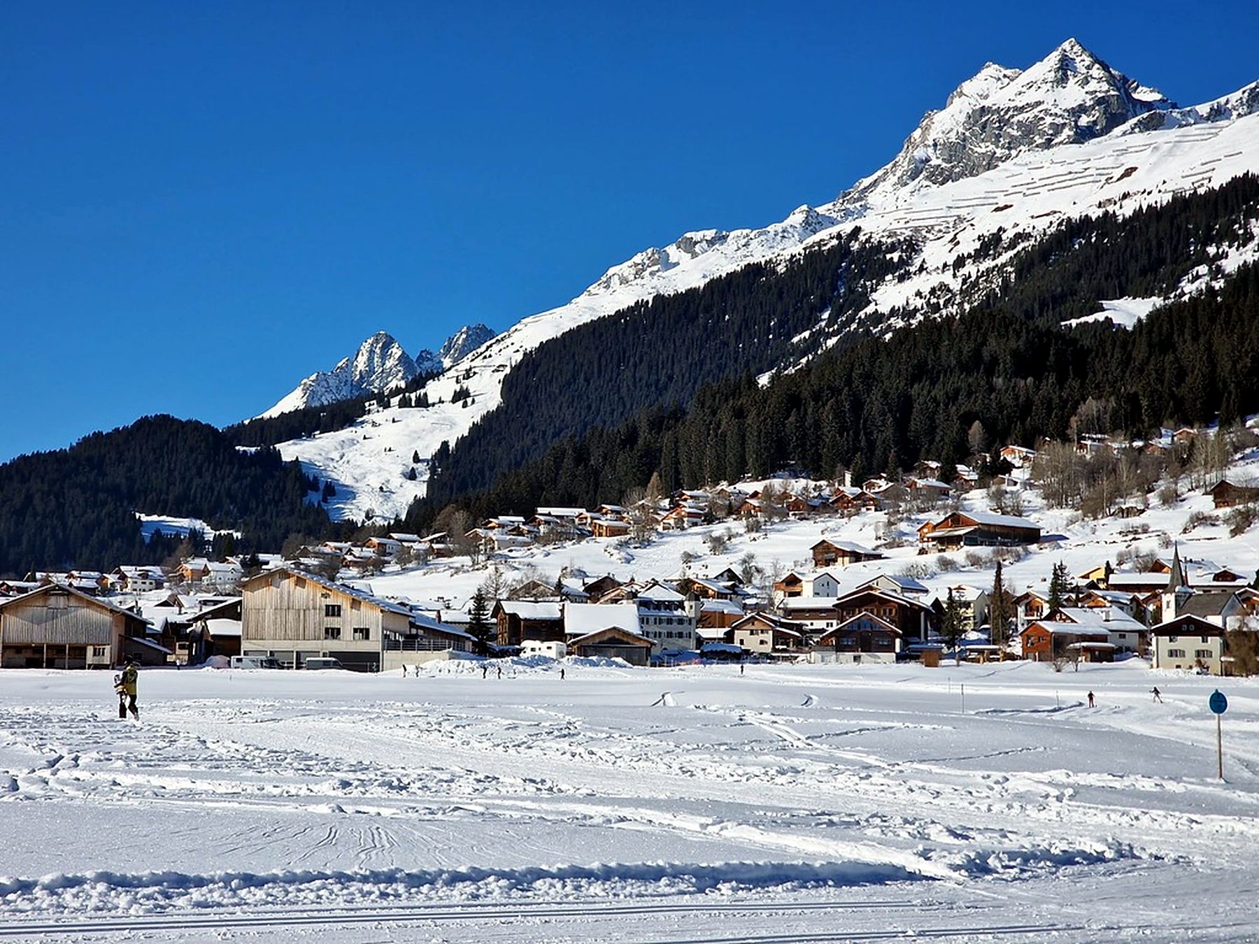 Brigels im Winter mit Bergkulisse